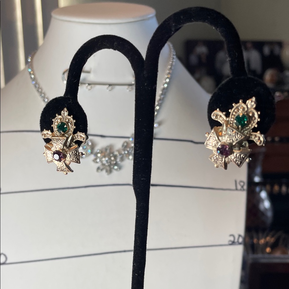 Elegant Gold and Green Screw-Back Earrings